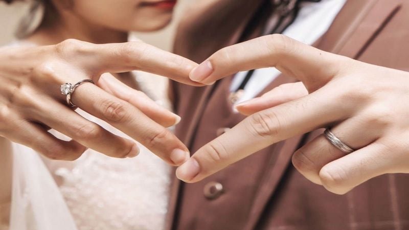 The Complete Guide to Choosing a Wedding Ring: The Pros and Cons of Diamond Rings, Plain Rings, and Personalization