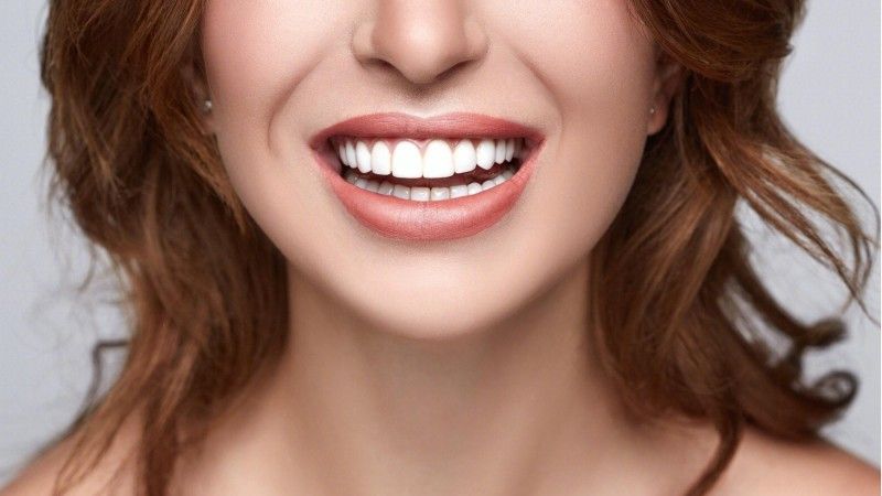 ¿Cómo solucionar los problemas estéticos causados ​​por grandes espacios entre los dientes, esquinas faltantes de los dientes y dientes desiguales?